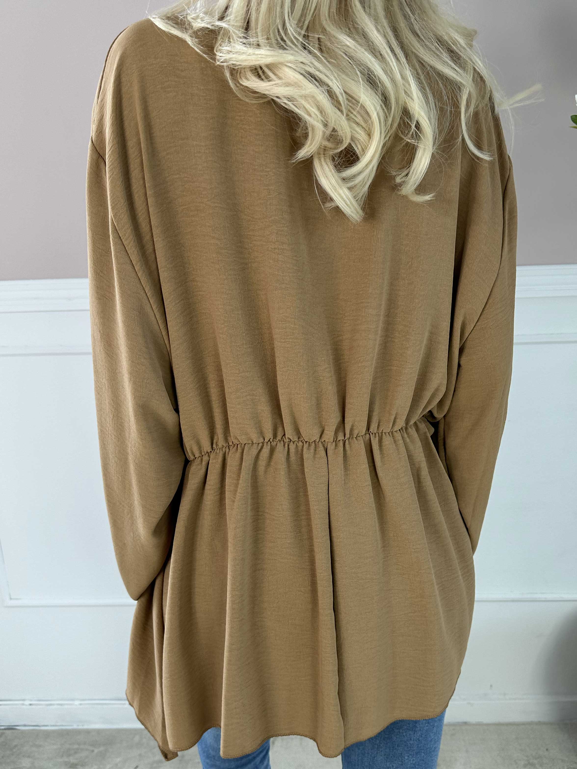 Hermina long sleeve - Söt blus med gummiband i midjan